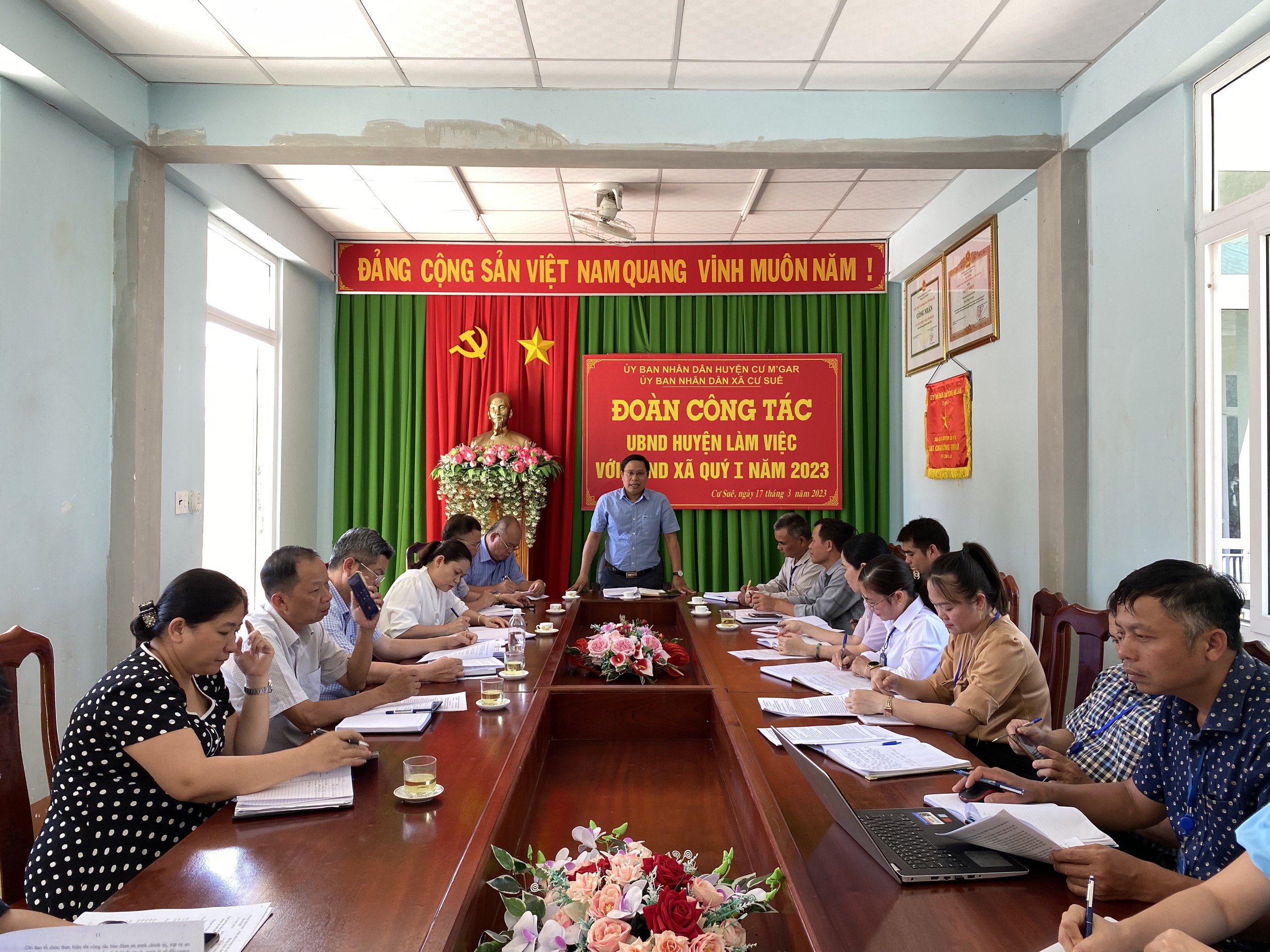 Đoàn công tác của UBND huyện làm việc với xã Cư Suê